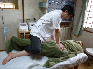 骨盤矯正（骨盤ダイエット）を行い、部分痩せダイエットの効果を高めます