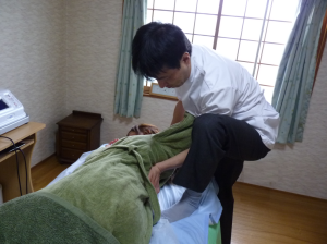 胸郭を広げて姿勢を良くする事で痩せやすい体を作ります