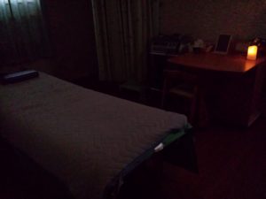 男性施術のオイルマッサージの実際の明るさ。